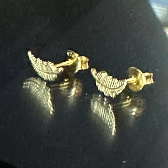 14k Gold Vermeil Leaf Stud Earrings - Picture 4 of 8